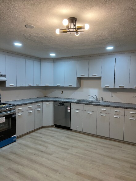 Building Photo - 182 Kittredge St