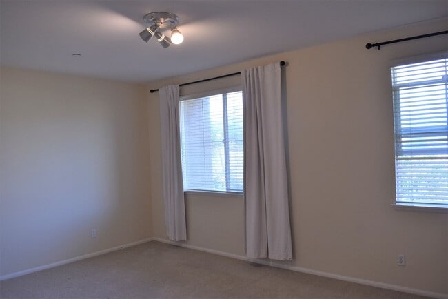 Building Photo - 3 Bedroom 2.5 Bath Townhome in Gated Commu...