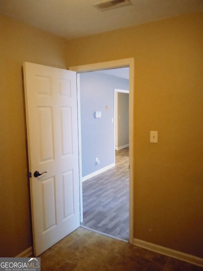 Building Photo - 2928 Dahlia Dr