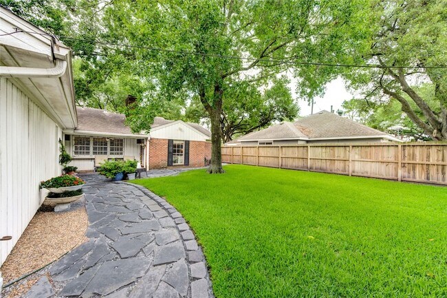 Building Photo - 2602 Briarbrook Dr