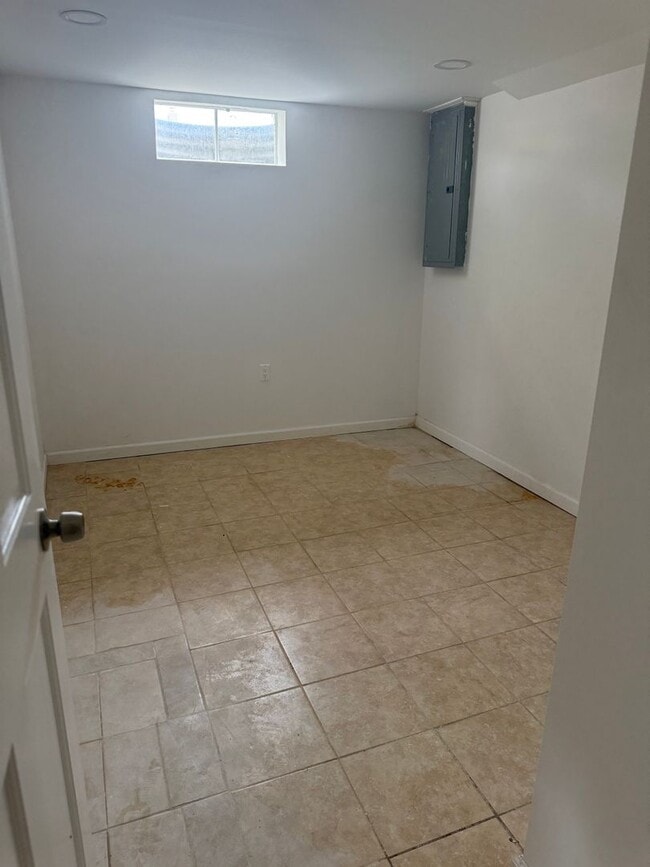 Building Photo - Spacious 4 Bedroom 2 1/2 bathroom Townhome