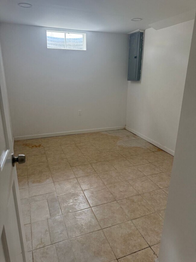 Building Photo - Spacious 4 Bedroom 2 1/2 bathroom Townhome With an ensuite located downstairs.