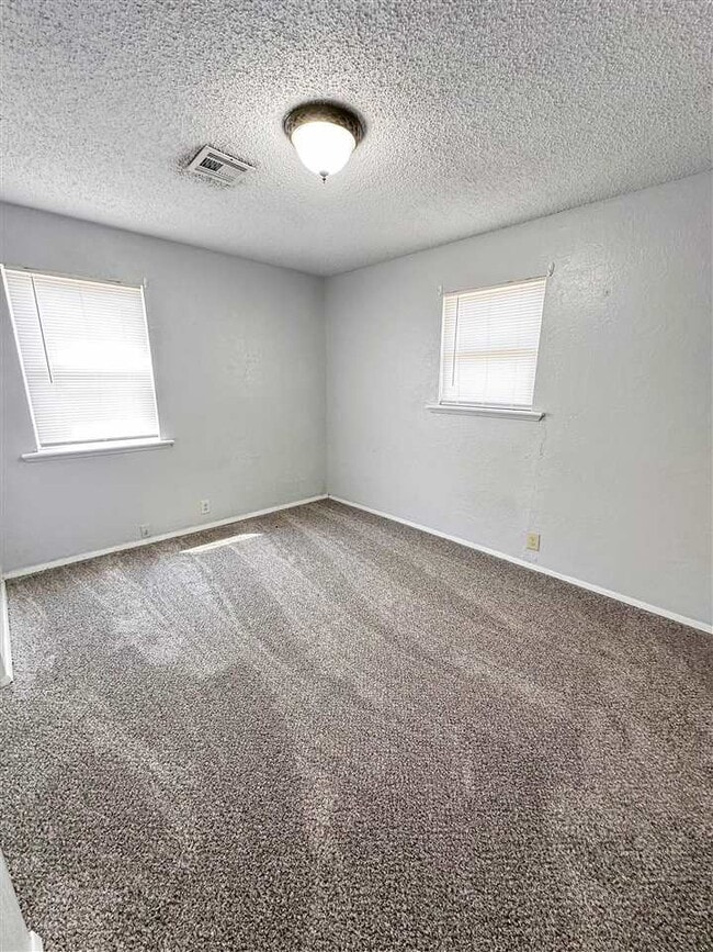 Building Photo - 106 Oak St