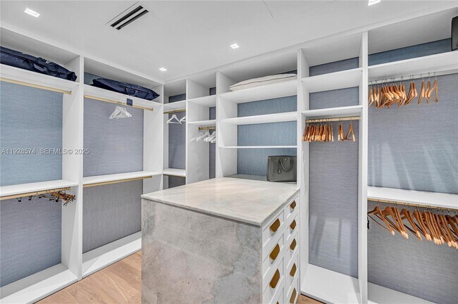 Building Photo - 607 Melaleuca Ln