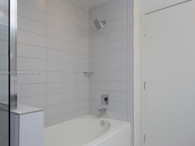 Building Photo - 999 SW 1st Ave