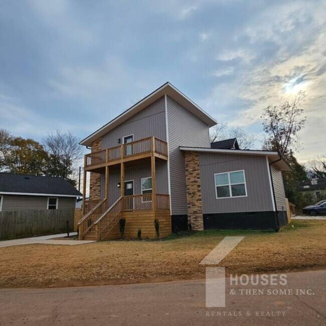 Building Photo - 205 Blackwood St