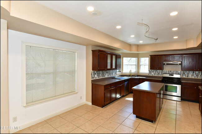 Building Photo - 7301 Corona Del Sol Dr