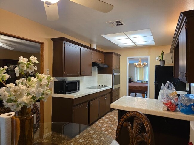 Building Photo - 2217 Colonial Ct