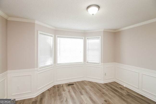 Building Photo - 1042 Whispering Woods Dr