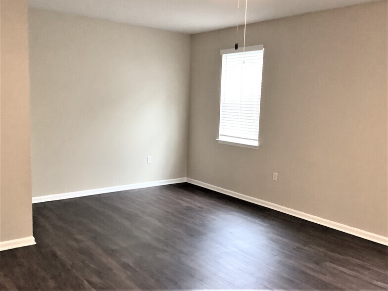 Building Photo - 11293 Justin Oaks Dr N