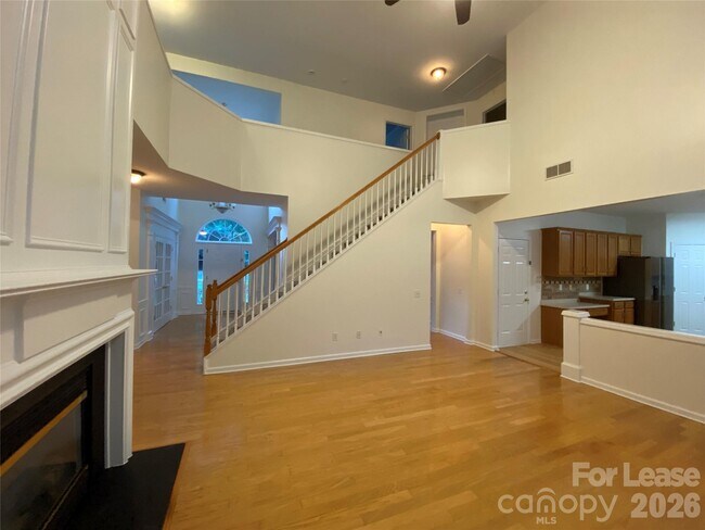 Building Photo - 9901 Hazelview Dr