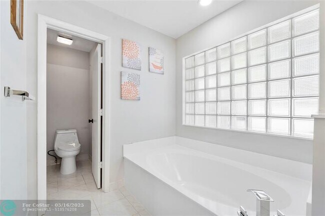 Building Photo - 10434 NW 6th Ct
