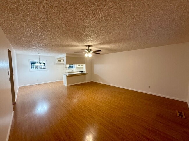 Building Photo - Conveniently located single story home!