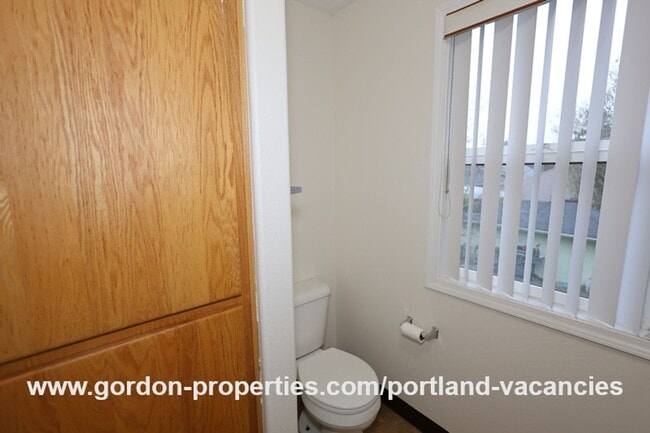 Building Photo - SE 73rd Ave - 3 bedroom townhouse in Mt Scott-Arleta neighborhood