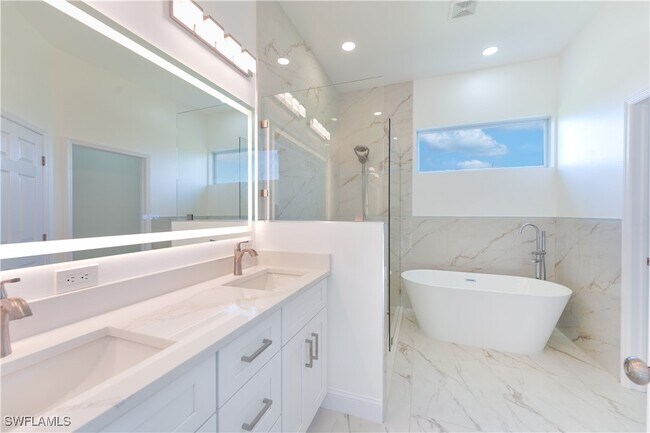 Building Photo - 2561 Sunniland Blvd