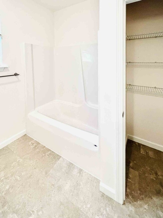 Building Photo - 2 bed, 1 bath townhouse style apartment with washer & dryer provided (45 Griffin Ln #202)