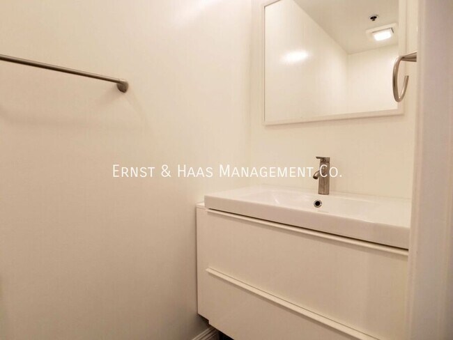 Building Photo - 730 W 4th St