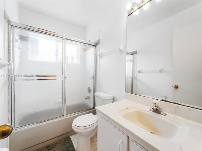Building Photo - 3 bedroom in Dania FL 33004