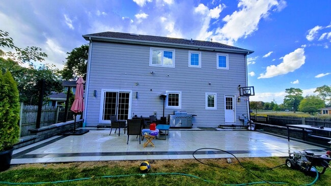 Building Photo - 413 N Warwick Ave