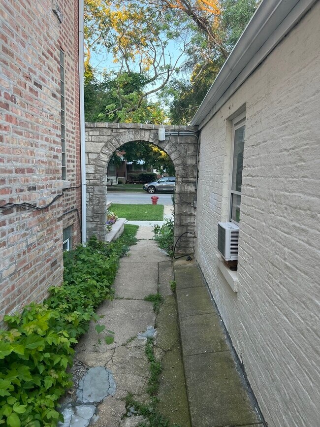 Building Photo - 6124 N Kimball Ave