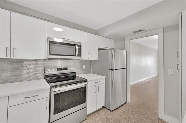 Building Photo - 2190 NE 51st Ct