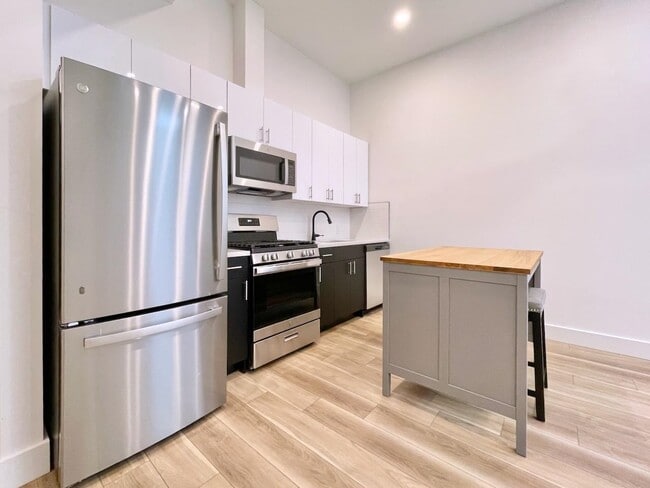 Building Photo - 375 Monmouth St