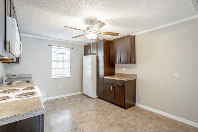 Building Photo - 2 Bedroom, 1 Bath in North Shore zoned for...