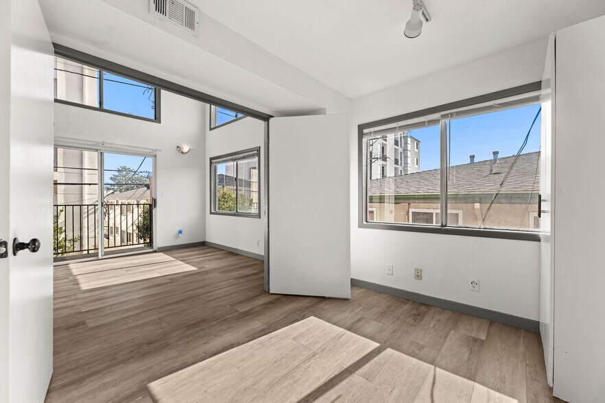 Building Photo - 1540 S Fairfax Ave