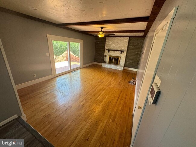 Building Photo - 901 Hillcrest Dr