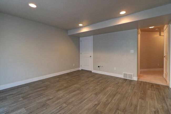 Building Photo - Pet friendly Herriman Townhome