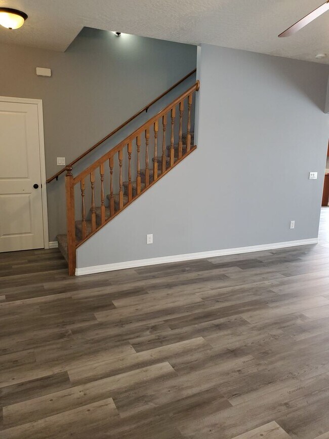 Building Photo - Beautiful 4 bedroom 3 bath home in the Landings!