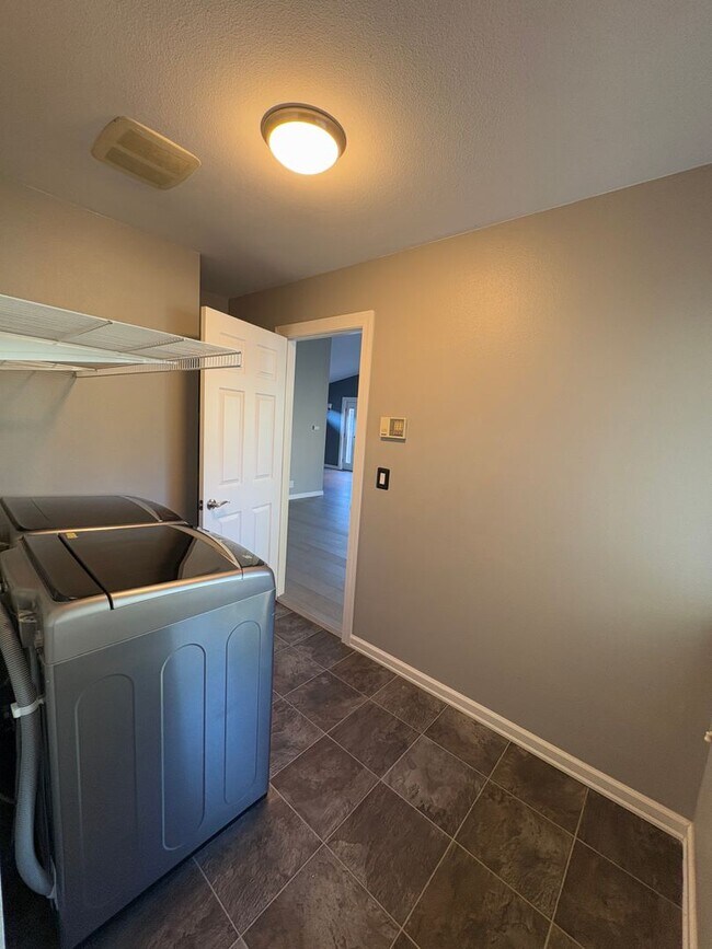 Building Photo - Kirkland Rambler - 3 bedroom 1.75 bath