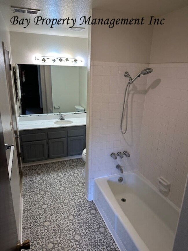 Building Photo - Rent Reduced! Charming 3-Bedroom Townhouse...