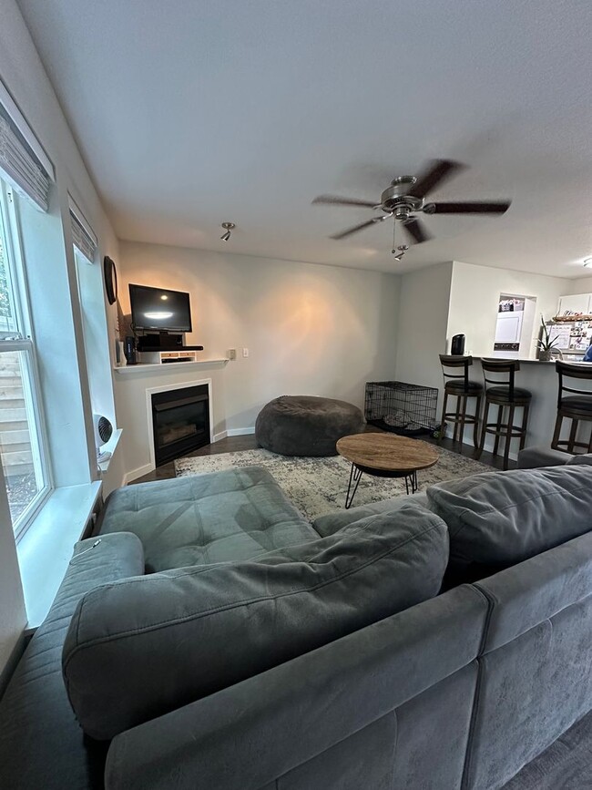 Building Photo - Charming 1 Bedroom/ 1Bathroom Lower Level ...