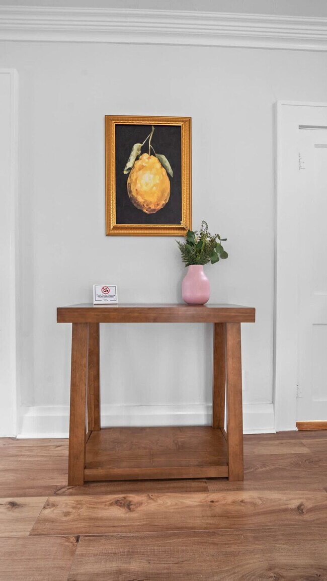 Building Photo - 720 1/2 West Woodlawn Avenue-SI ID1271939P