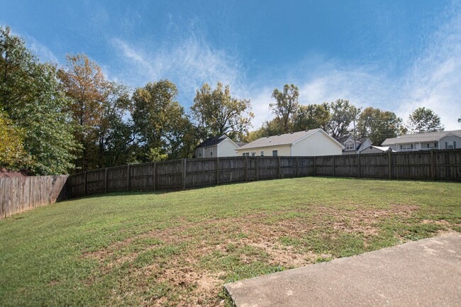 Building Photo - Pet Friendly with Fenced Yard!