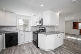 Building Photo - 721 Ledochowski St