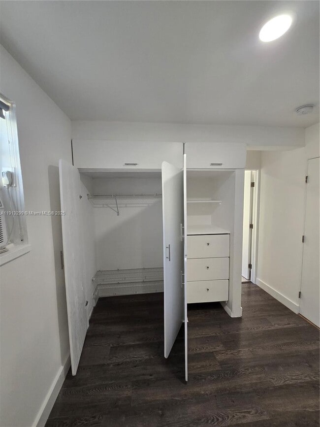 Building Photo - 1629 SW 6th St