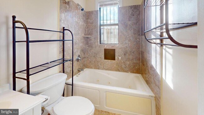 Building Photo - 315 Evarts St NE