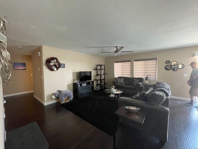 Building Photo - Spacious 2 bedroom plus a den 2 bath 2 car garage in Northwest Reno!