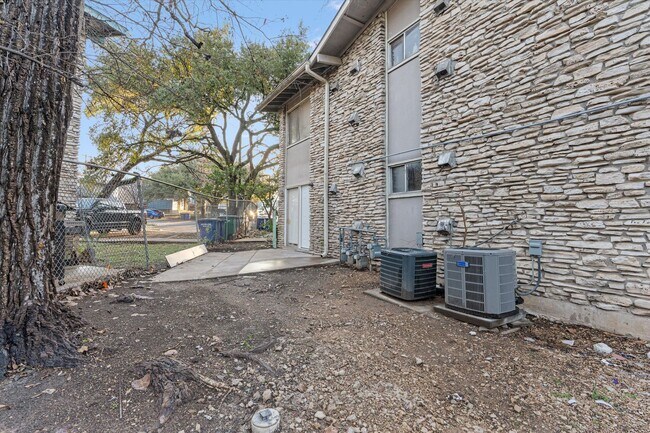 Building Photo - Newly Renovated 2/1 Apartment in East Austin