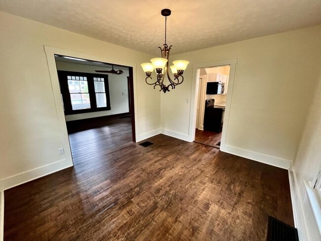 Building Photo - 604 N Park St