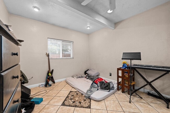 Building Photo - Spacious bedrooms!