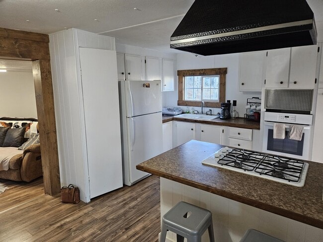 Building Photo - 2006 WY-352