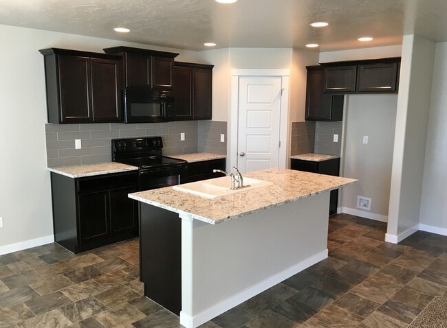 Building Photo - Beautiful home with 3bd 2ba and bonus room...