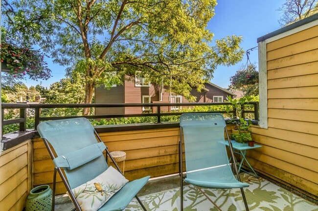 Building Photo - 2+ Bed 2.5 Bath East Madison Townhouse