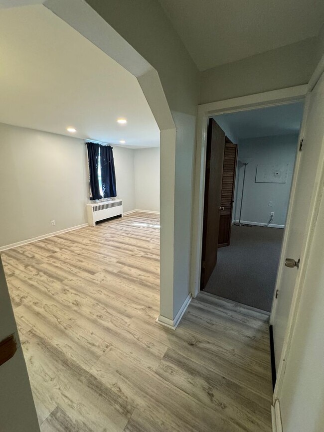 Building Photo - TWO BEDROOM 2nd Floor Rear Apartment in Pa...