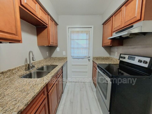 Building Photo - 1920 Edgewood Dr