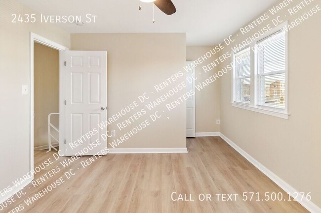 Building Photo - Move-in ready 2-level, 2Bd/1Bth end-of-row...