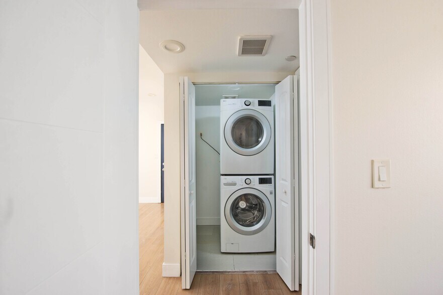 Building Photo - 635 N Harvard Blvd